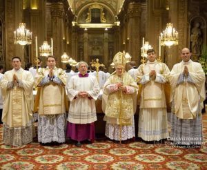 Erzbischof Negri 2014 mit den Neupriestern und Diakonen