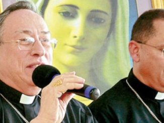 Kardinal Maradiga mit dem inzwischen zurückgetretenen Weihbischof Pineda. In Honduras wurden die schwerwiegenden Vorwürfe bisher nicht untersucht und aufgearbeitet. Eine Online-Zeitung fordert „gründliche Ermittlungen“.