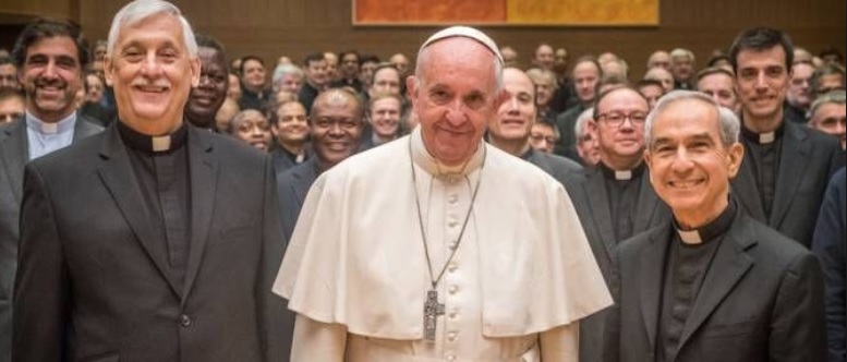 Papst Franziskus mit dem 2016 neugewählten Jesuitengeneral Sosa (links)