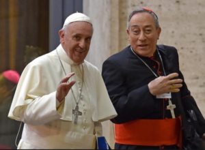 Papst Franziskus mit Kardinal Maradiaga