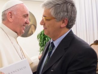 Papst Franziskus mit Andrea Tornielli