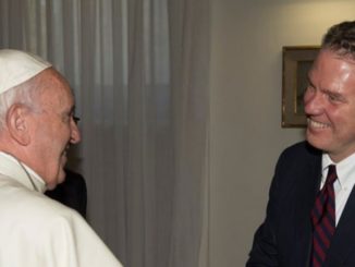 Papst Franziskus mit Greg Burke