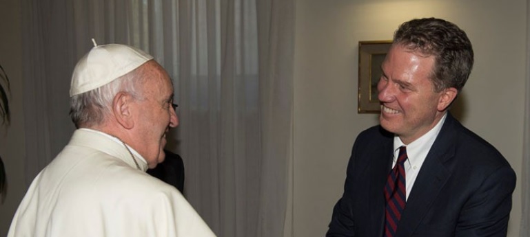 Papst Franziskus mit Greg Burke
