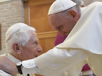 Benedikt XVI. mit Papst Franziskus
