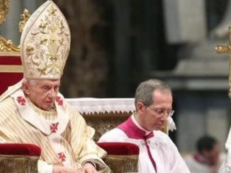 Msgr. Guido Marini, Päpstlicher Zeremonienmeister, mit Papst Benedikt XVI.
