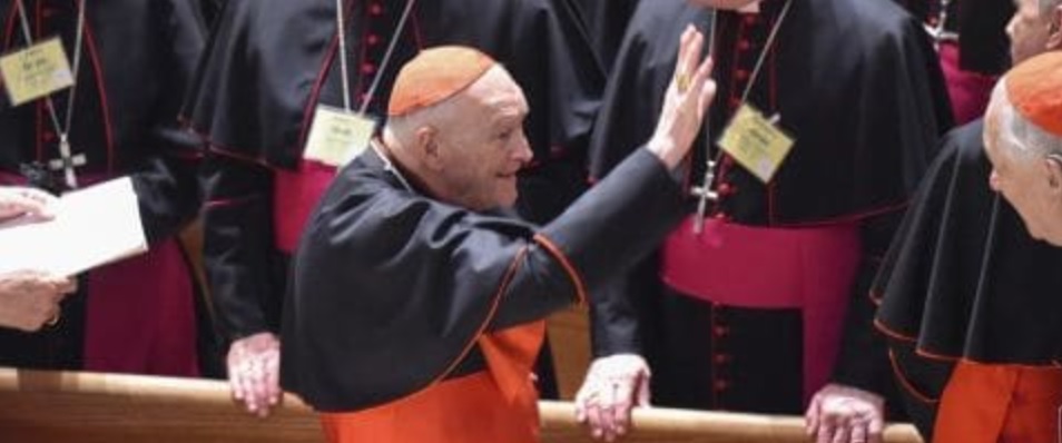 Kardinal McCarrick beim Papst-Besuch 2015 in den USA. Inzwischen könnte er zum Stolperstein für Franziskus werden.