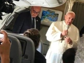 Papst Franziskus auf dem Flug nach Panama.