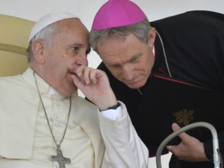 Papst Franziskus mit Erzbischof Georg Gänswein