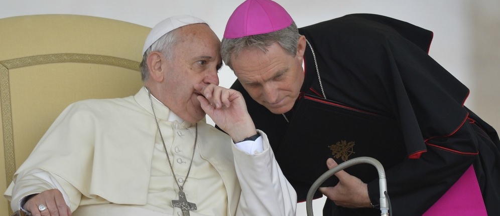 Papst Franziskus mit Erzbischof Georg Gänswein