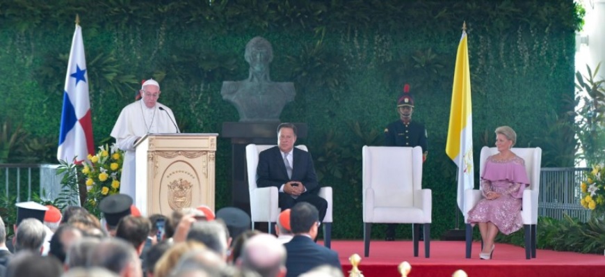 Papst Franziskus bei seiner Ansprache an die Vertreter von Staat und Gesellschaft in Panama. Im Hintergrund die Büste von Simon Bolivar.