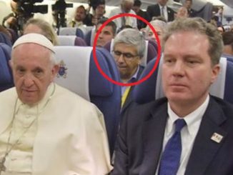 Machtkampf um die Vatikanmedien: Im Bild Papst Franziskus mit Vatikansprecher Greg Burke, dazwischen dahinter Andrea Tornielli, der „Papstsprecher“.