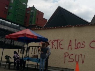 Drohung: „Tod den Priestern“, gezeichnet PSUV, wurde in Venezuela auf etliche Kirchenmauern geschmiert.