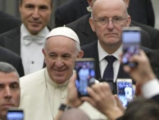 Papst Franziskus auf dem Weg zur ersten Generalaudienz 2019 in der Aula Paolo VI.
