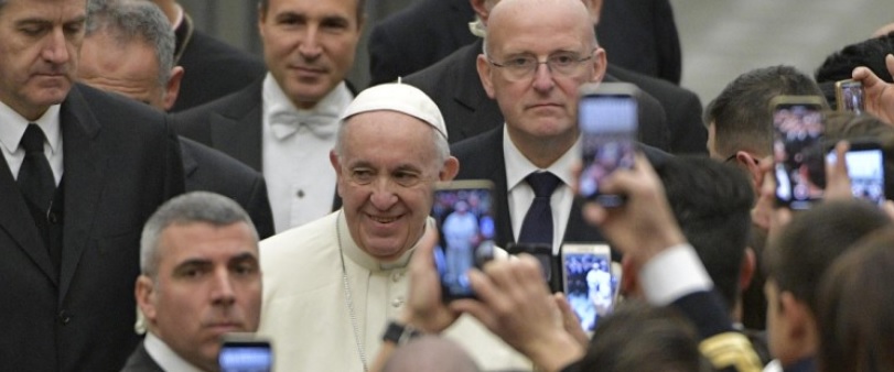 Papst Franziskus auf dem Weg zur ersten Generalaudienz 2019 in der Aula Paolo VI.