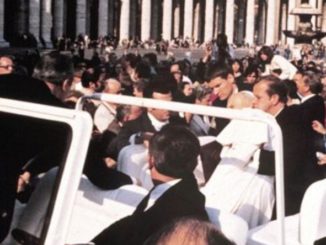 Attentat auf dem Petersplatz: Sein Sekretär Stanislaus Dziwisz hält den schwerverletzten Johannes Paul II.