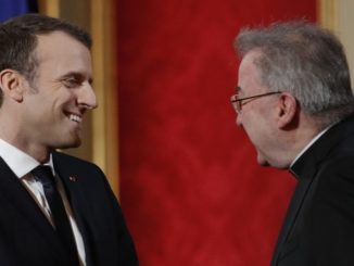 Emmanuel Macron mit Nuntius Luigi Ventura