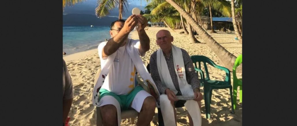 Messe am Strand von Panama: Bischof in Bermuda-Shorts bleibt sogar während der Wandlung auf seinem Plastikstuhl sitzen.