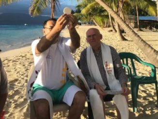 Messe am Strand von Panama: Bischof in Bermuda-Shorts bleibt sogar während der Wandlung auf seinem Plastikstuhl sitzen.