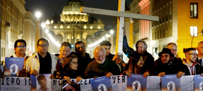 Mißbrauchsgipfel ohne über das Haupttatmotiv Homosexualität zu sprechen? Gläubige fordern vor dem Vatikan Nulltoleranz.