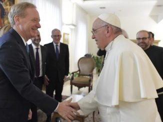 Papst Franziskus mit Microsoft-Präsident Brad Smith