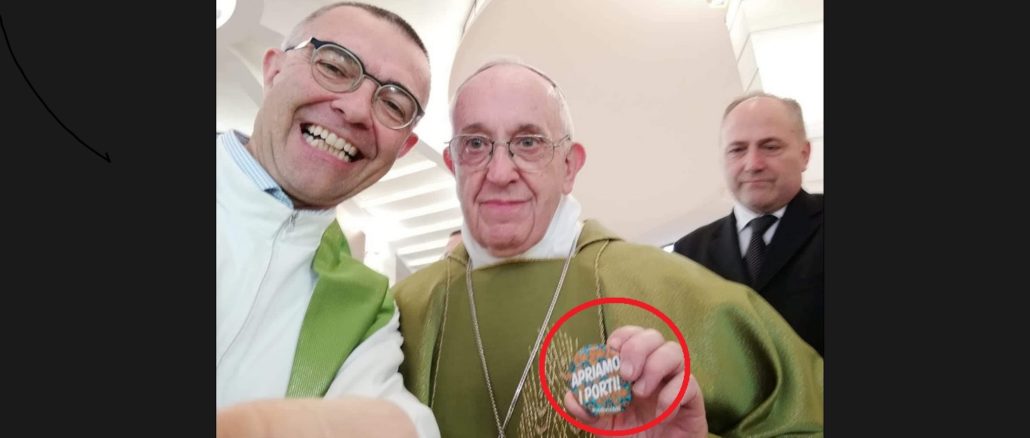 Papst Franziskus mit Anstecker "Öffnen wir die Häfen": Propaganda für eine neue Völkerwanderung.