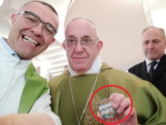 Papst Franziskus mit Anstecker "Öffnen wir die Häfen": Propaganda für eine neue Völkerwanderung.