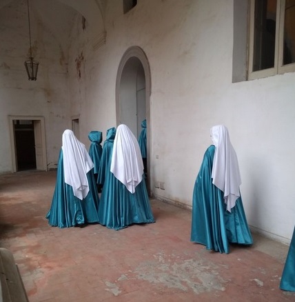 Die Schwestern nehmen Besitz vom neuen Kloster