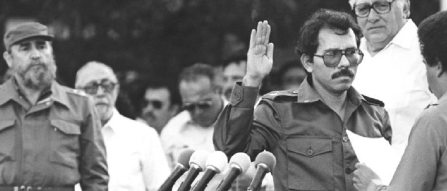 Erste Angelobung von Daniel Ortega nach der sandinistischen Machtübernahme 1979. Im Hintergrund Fidel Castro.