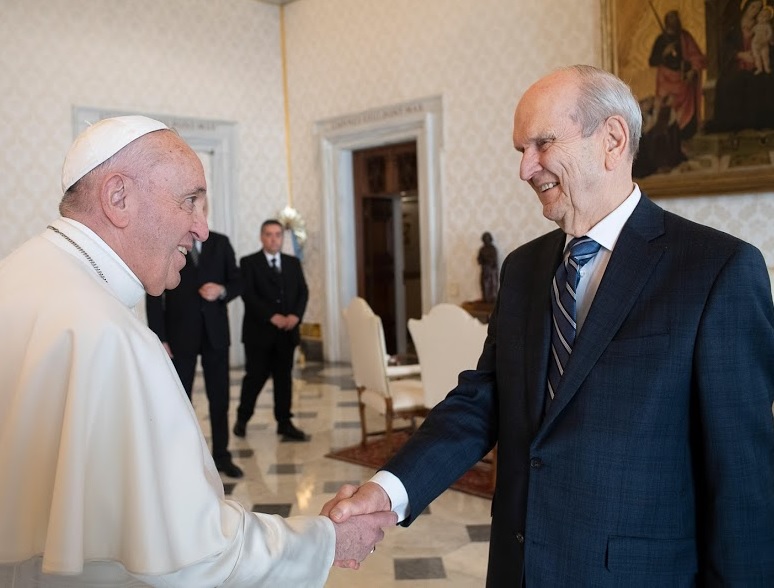 Papst Franziskus begrüßt den "Propheten" und "Apostel" der Mormonen Russell M. Nelson