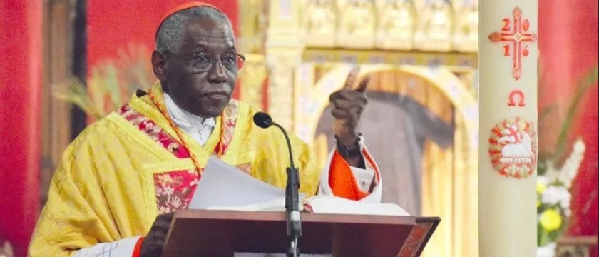 Kardinal Robert Sarah ruft die Gläubigen auf, "in dieser schwierigen Zeit" für die Bischöfe zu beten.
