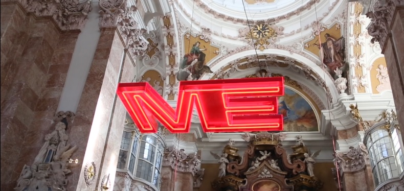 Kunst im Innsbrucker Dom: Die Steigerungsform von „Ich“ lautet „Mich“.