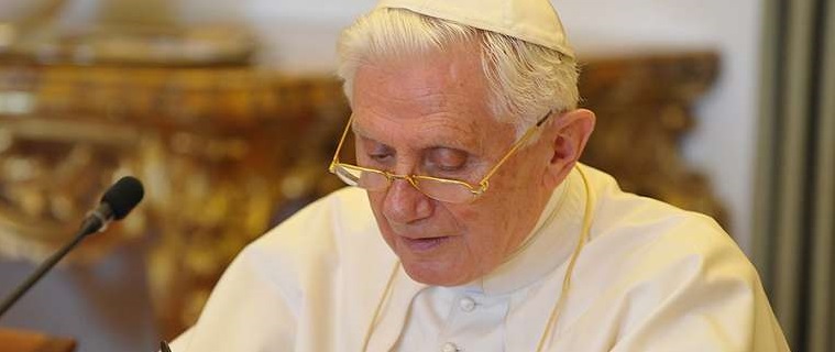 Benedikt XVI. tritt an die Stelle des regierenden Papstes und sagt, was dieser nicht sagt. Das besorgt das päpstliche Umfeld, ohne wirklich etwas unternehmen zu können.