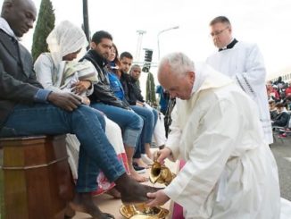 Fußwaschung: Papst Franziskus im Flüchtlingsheim (2016).