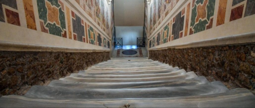 Die Heilige Treppe (Scala Santa) ist noch bis zum 9. Juni direkt zu sehen und zugänglich. Auf dem Bild ist die starke, furchenähnlichen Abnutzung auf den Stufen zu erkennen.