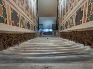Die Heilige Treppe (Scala Santa) ist noch bis zum 9. Juni direkt zu sehen und zugänglich. Auf dem Bild ist die starke, furchenähnlichen Abnutzung auf den Stufen zu erkennen.