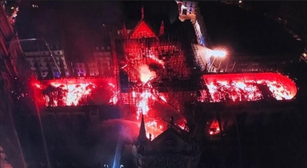 Notre-Dame als brennendes Kreuz in der Nacht vom 15. auf den 16. April 2019.