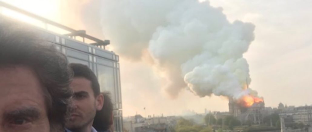 Notre-Dame in Flammen läßt Islamisten jubeln. Das Bild wurde am Abend des 15. April aufgenommen.