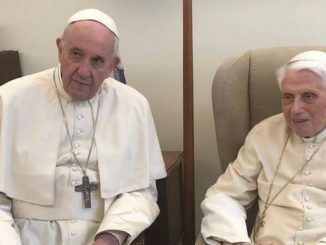 Papst Franziskus gratuliert Benedikt XVI. zum 92. Geburtstag.