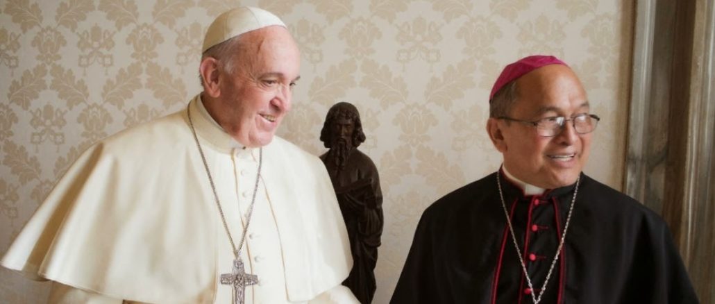 Papst Franziskus mit dem ehemaligen Erzbischof Anthony Sabla Apuron, der mit heutigem Tag sein Amt verlor.