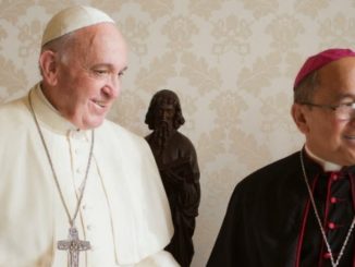 Papst Franziskus mit dem ehemaligen Erzbischof Anthony Sabla Apuron, der mit heutigem Tag sein Amt verlor.