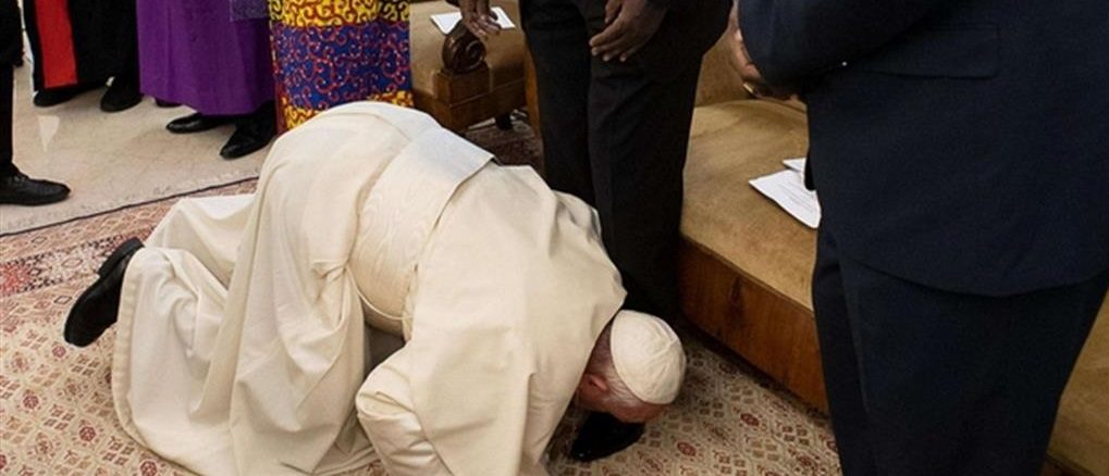 Papst küßt Politikern die Schuhe und bittet sie zum Frieden.