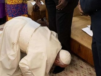 Papst küßt Politikern die Schuhe und bittet sie zum Frieden.