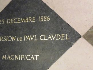 Hinweis in Notre-Dame de Paris auf die Stelle, an der sich Paul Claudel bekehrte.