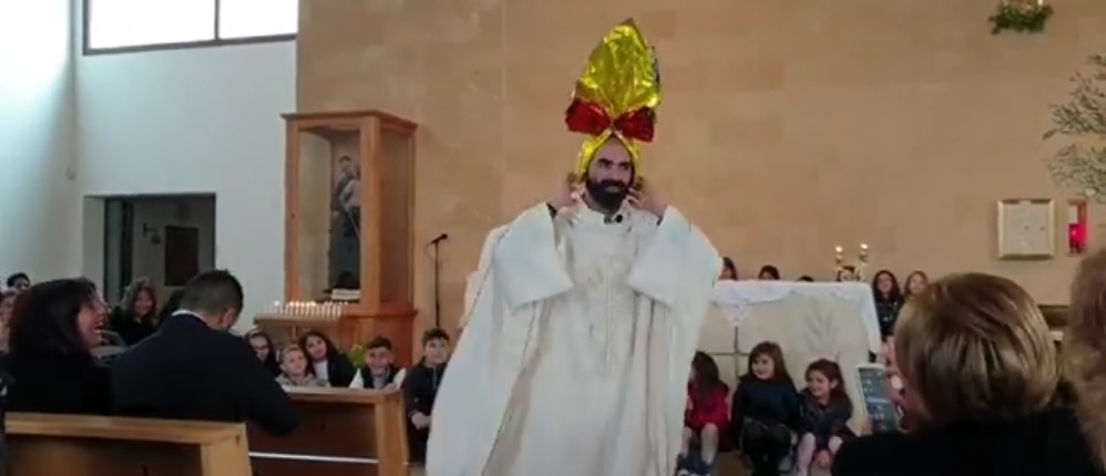 Ostersonntag in Lecce: Pfarrer verkleidet sich als Osterei: „Wir sind Ostern. Werden wir alle zum Osterei.“