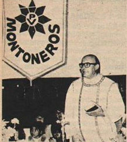 Angelelli vor dem Emblem der linken Terrororganisation Montoneros.