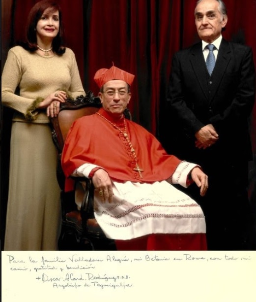 Erinnerungsfoto aus vergangener Zeit: das Botschafterehepaar und Kardinal Maradiaga