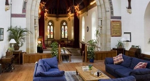 Umwidmung: Kirche als privates Wohnzimmer (Bild: Anglikanische St. Nicholas Church in Kyloe, England) 