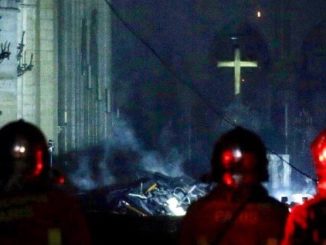 Als die Feuerwehrleute Notre-Dame betraten: Kreuz und Hochaltar sind intakt.