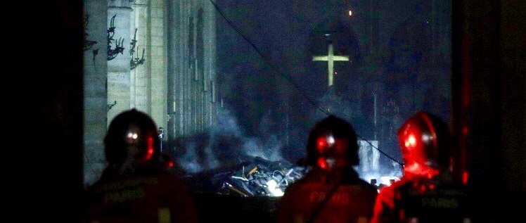 Als die Feuerwehrleute Notre-Dame betraten: Kreuz und Hochaltar sind intakt.