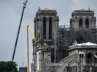 Nach dem verheerenden Brand vom 15. April wurde die Kirchenruine von Notre-Dame de Paris gesichert, um Schäden am Mauerwerk zu verhindern. Wie aber soll der Wiederaufbau erfolgen? Was sagt die Kirche dazu?